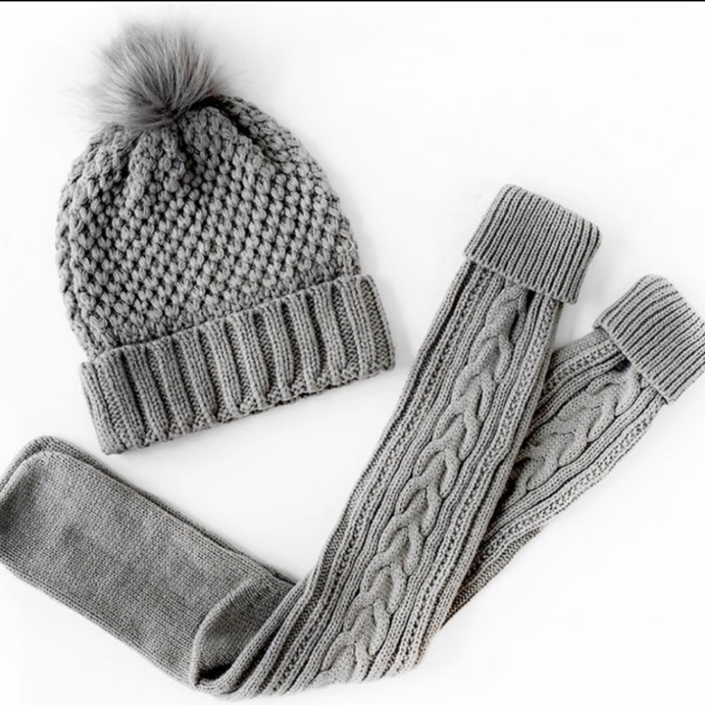 NWT Knitted socks and beanie with pom set. 